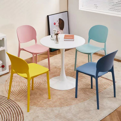 Moderne sedie da pranzo in plastica in PP in stile di design colorato popolare per la cucina