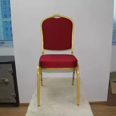Eleganti metallo oro impilati di tessuto rosso cuscino hotel banchetto sedie per il matrimonio festa